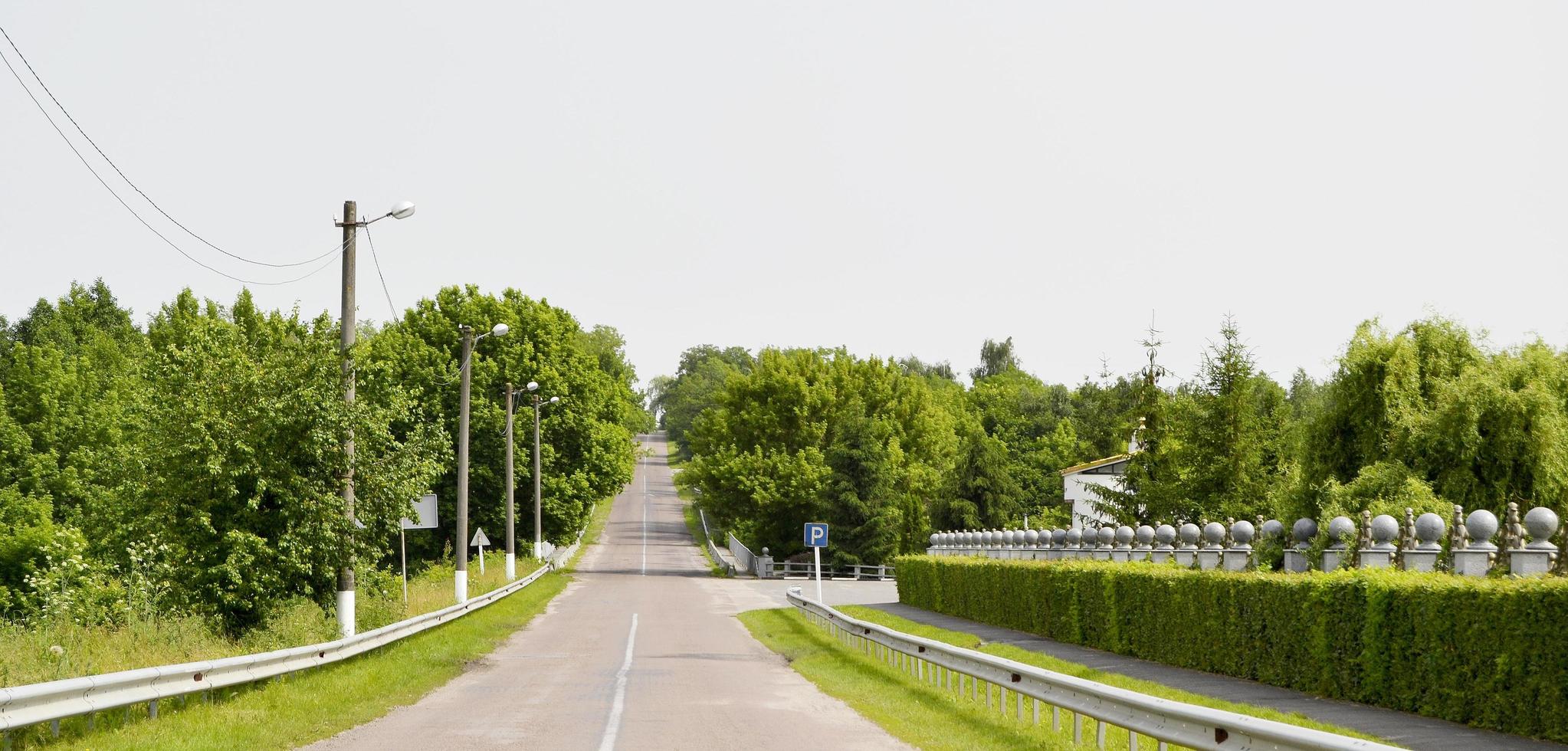 schöne leere Asphaltstraße in der Landschaft auf farbigem Hintergrund foto