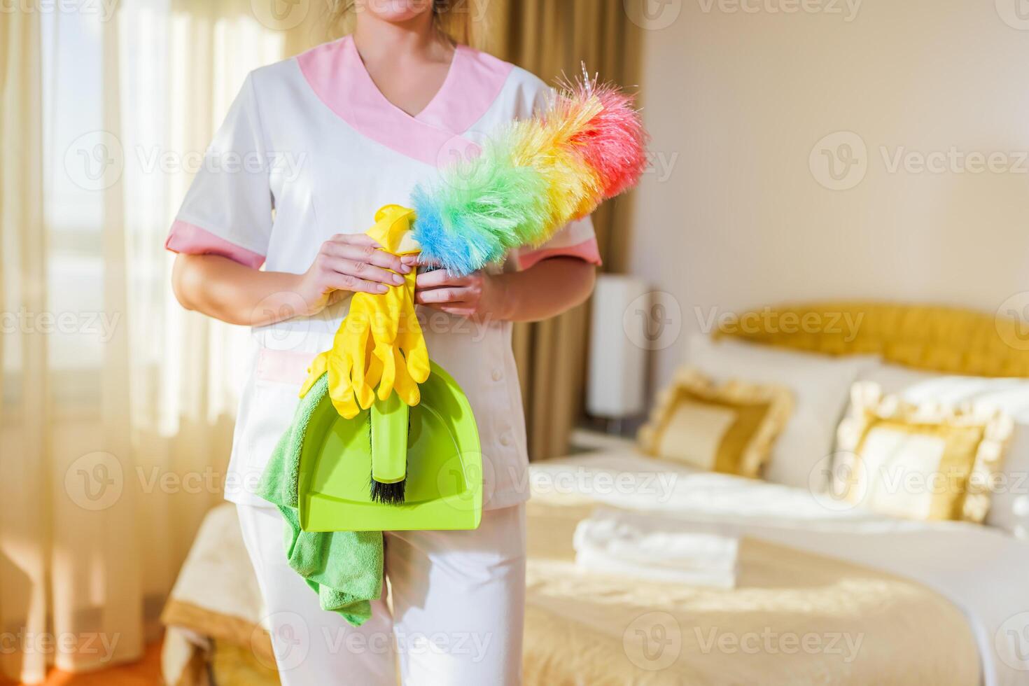 schließen oben Bild von Reinigung Ausrüstung halten Hotel Maid im Zimmer. foto