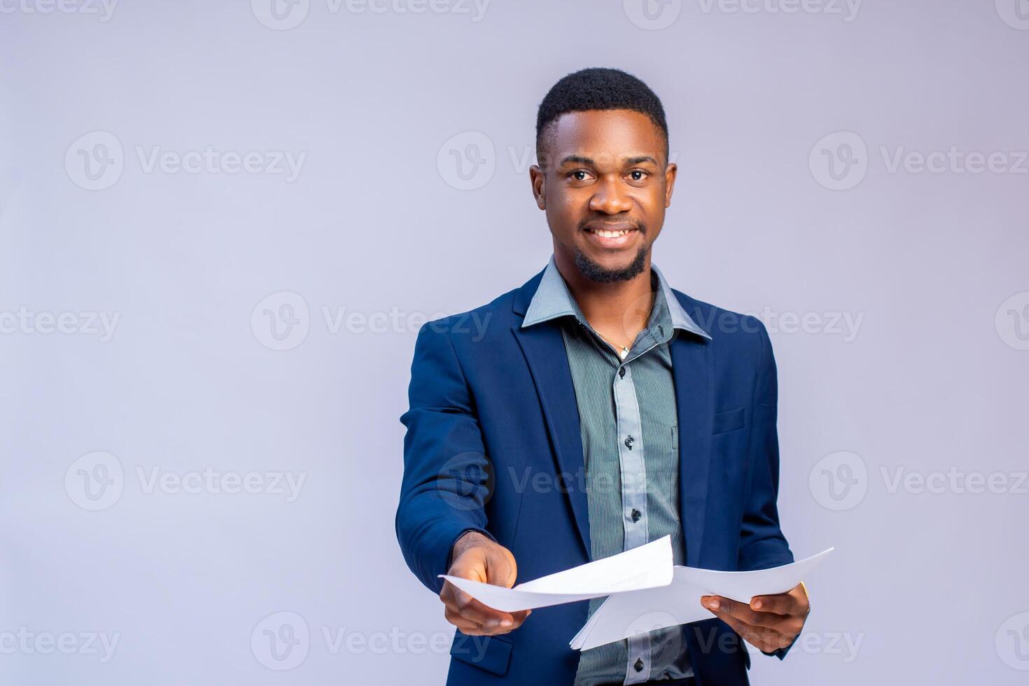 schließen oben von ein gut aussehend afrikanisch Mann geben aus ein bilden foto