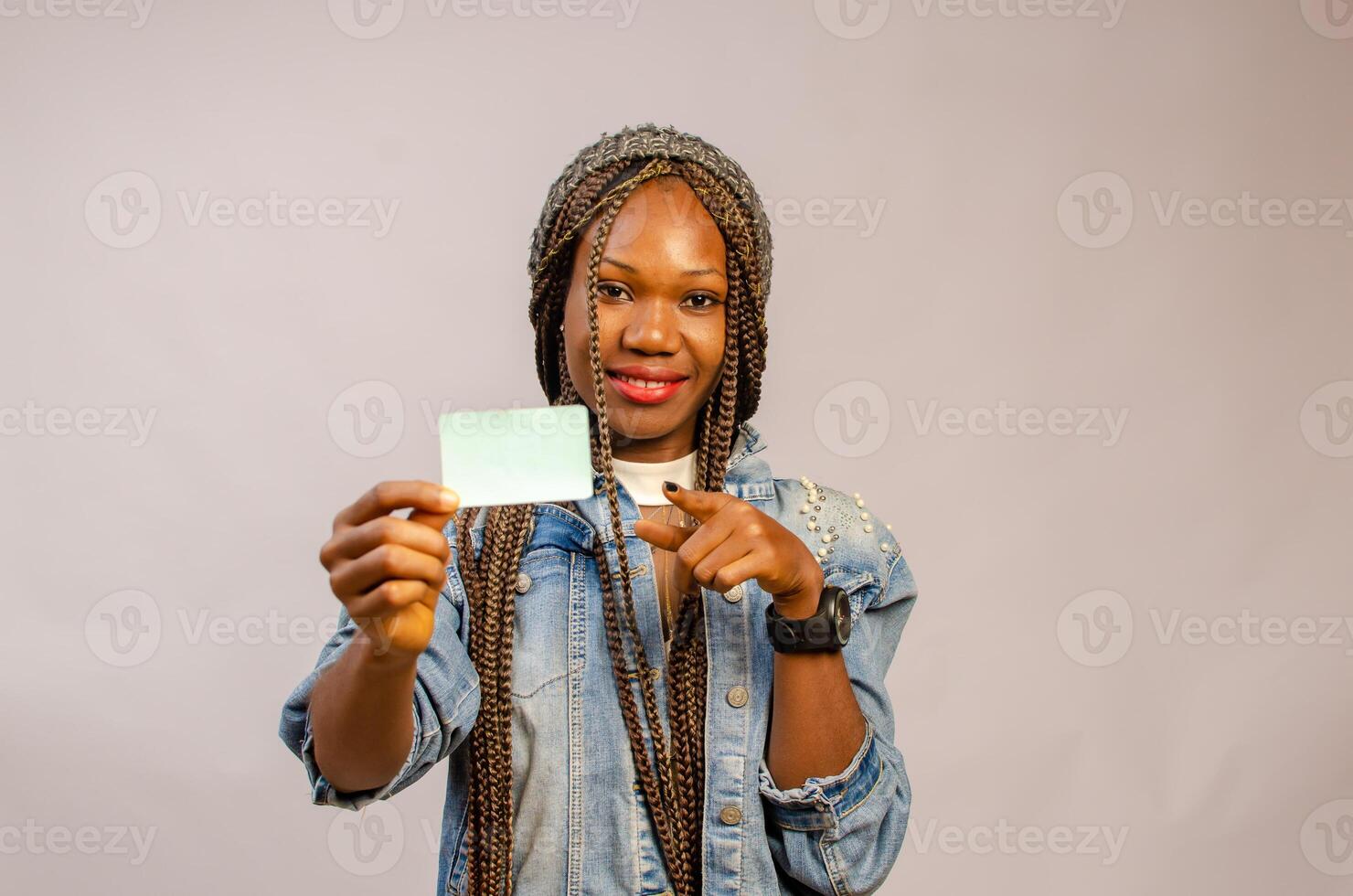 schön Dame zeigen zu das Identität Karte auf ihr Hand foto