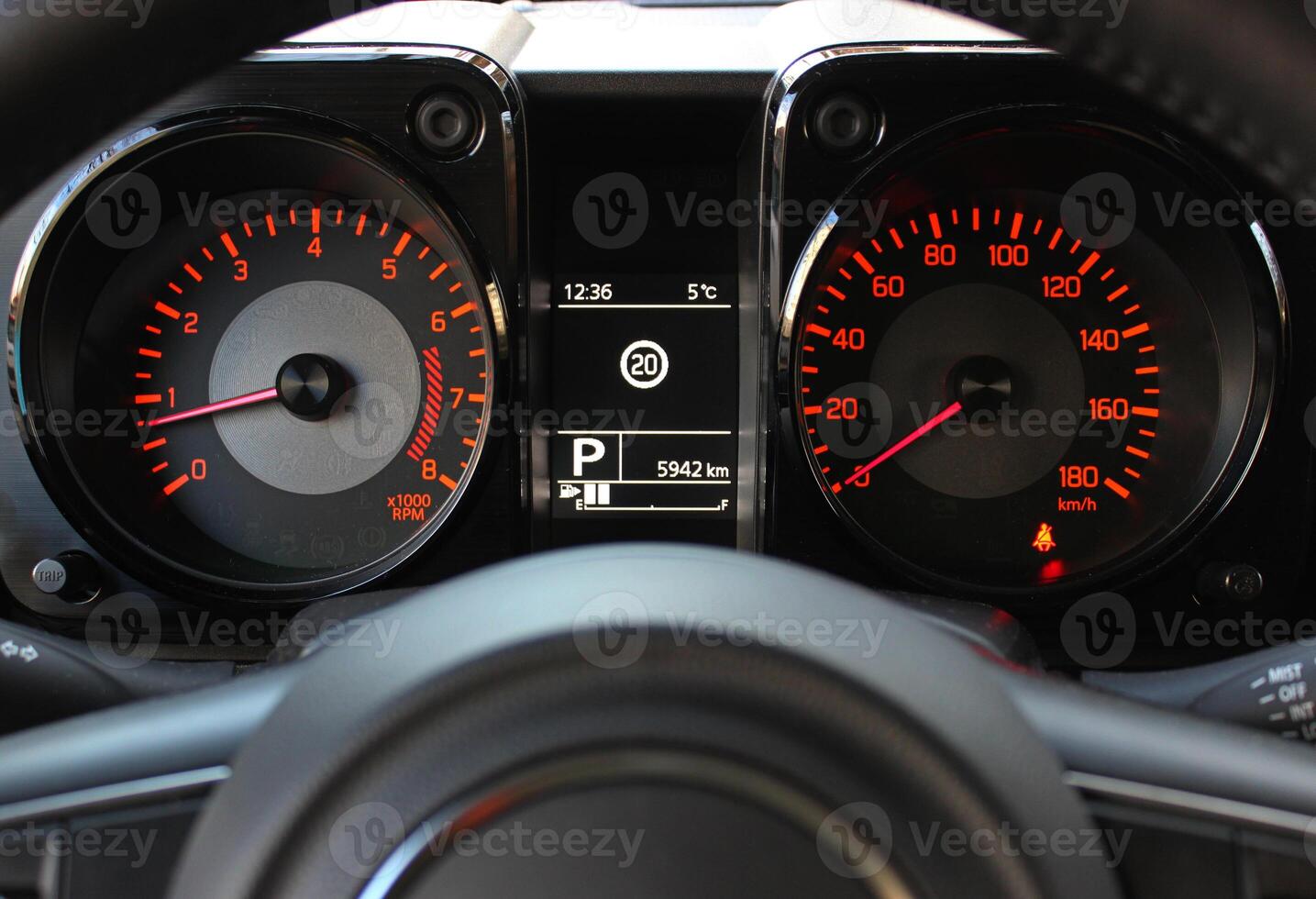 Instrument Cluster auf ein Instrumententafel zeigt an Null Geschwindigkeit und Minimum Motor Revolutionen während Auto bleiben foto