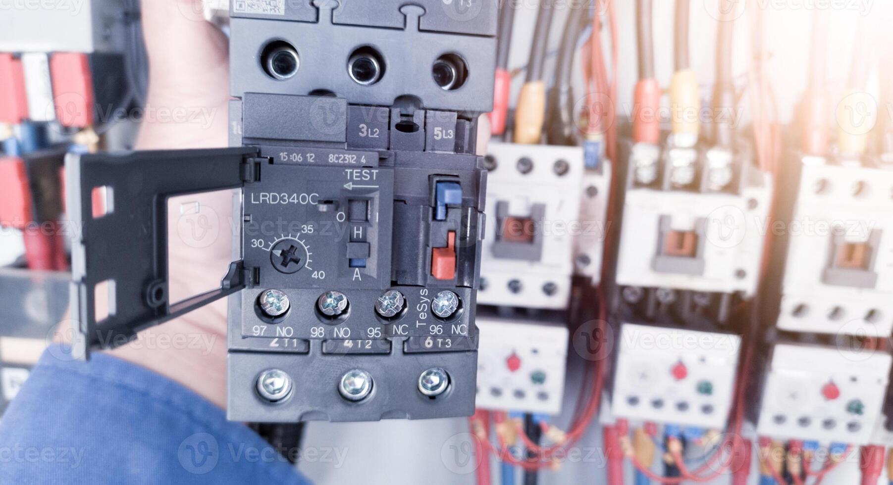 Ersatz von das magnetisch Schütz einstellen im das Maschine Steuerung Tafel, das Konzept von reparieren elektrisch Kontrollen auf Maschinen durch ersetzen Teile. foto