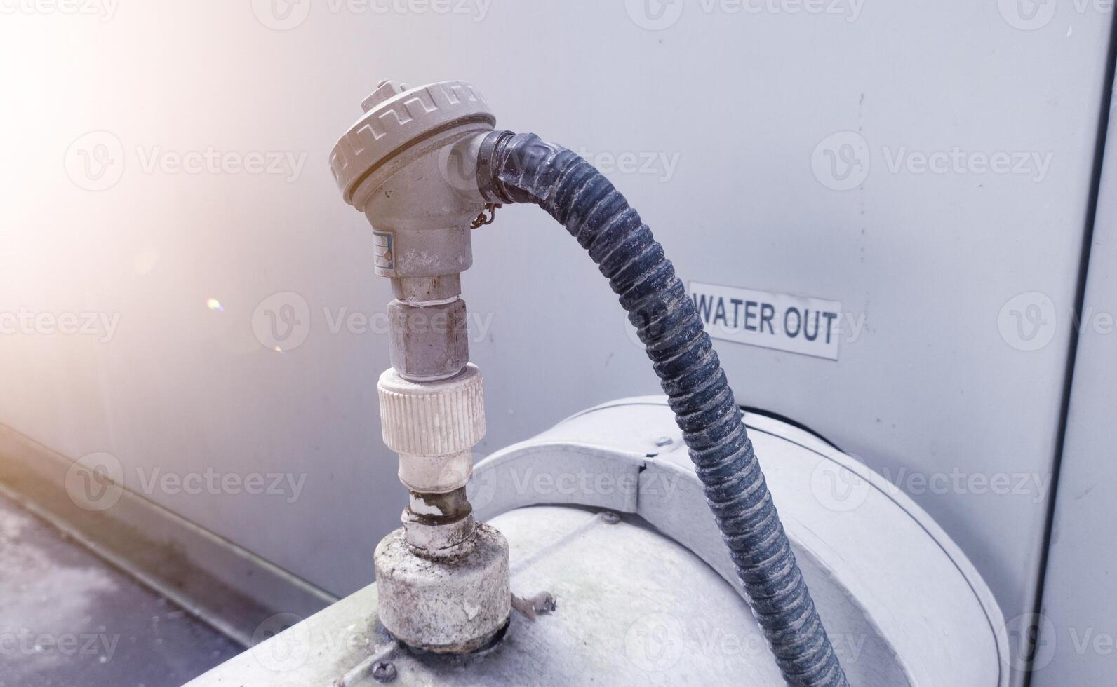 schließen oben das Temperatur Sensor Eingerichtet auf das Wasser Rohr Kühler System. foto