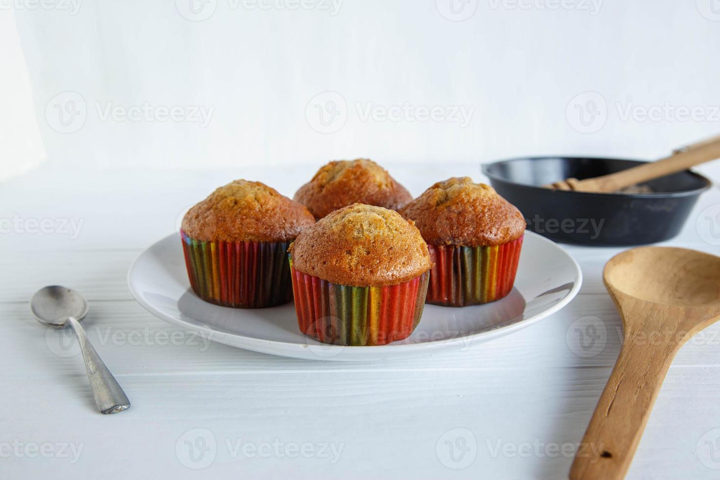 hausgemachte Cupcakes-Menü auf weißem Holztisch foto