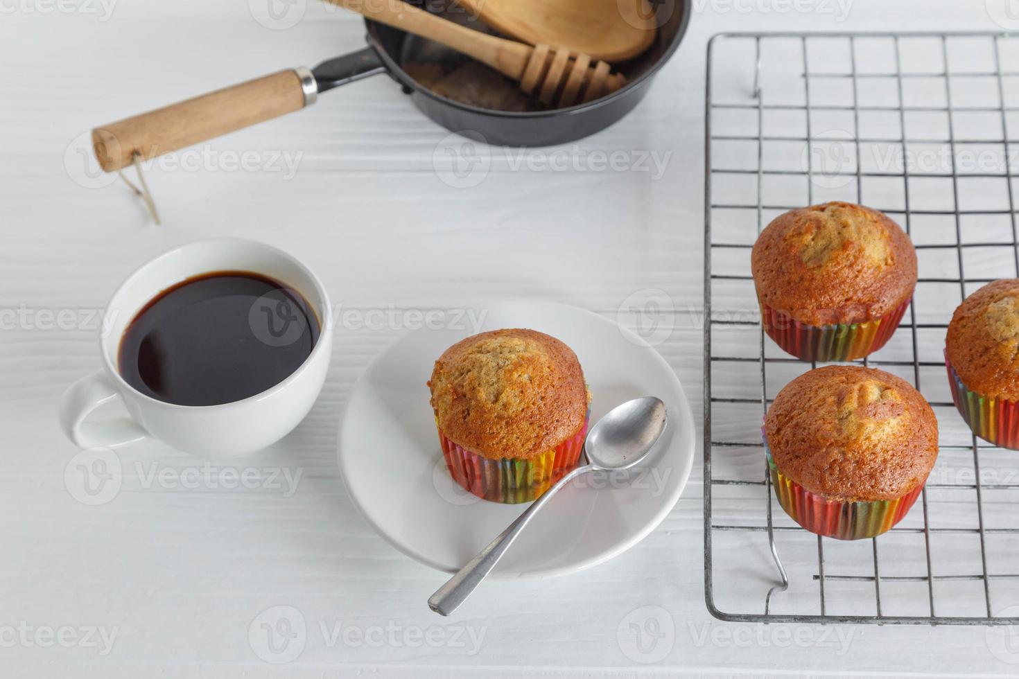 hausgemachte Cupcakes und Kaffeetasse auf weißem Tisch foto