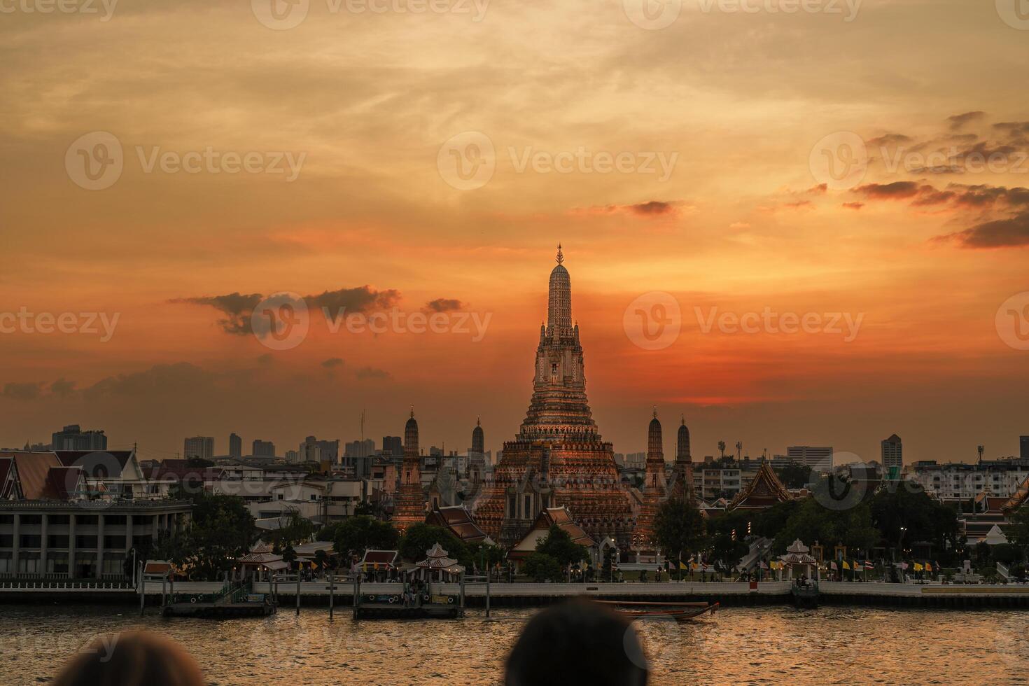 wat arun Tempel im Sonnenuntergang, Tempel von Dämmerung in der Nähe von Chao Phraya Fluss. Wahrzeichen und Beliebt zum Tourist Attraktion und Reise Ziel im Bangkok, Thailand und Süd-Ost Asien Konzept foto