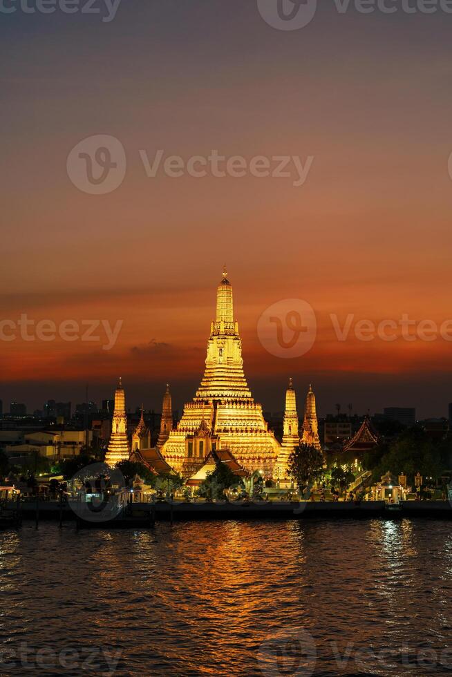 wat arun Tempel im Sonnenuntergang, Tempel von Dämmerung in der Nähe von Chao Phraya Fluss. Wahrzeichen und Beliebt zum Tourist Attraktion und Reise Ziel im Bangkok, Thailand und Süd-Ost Asien Konzept foto