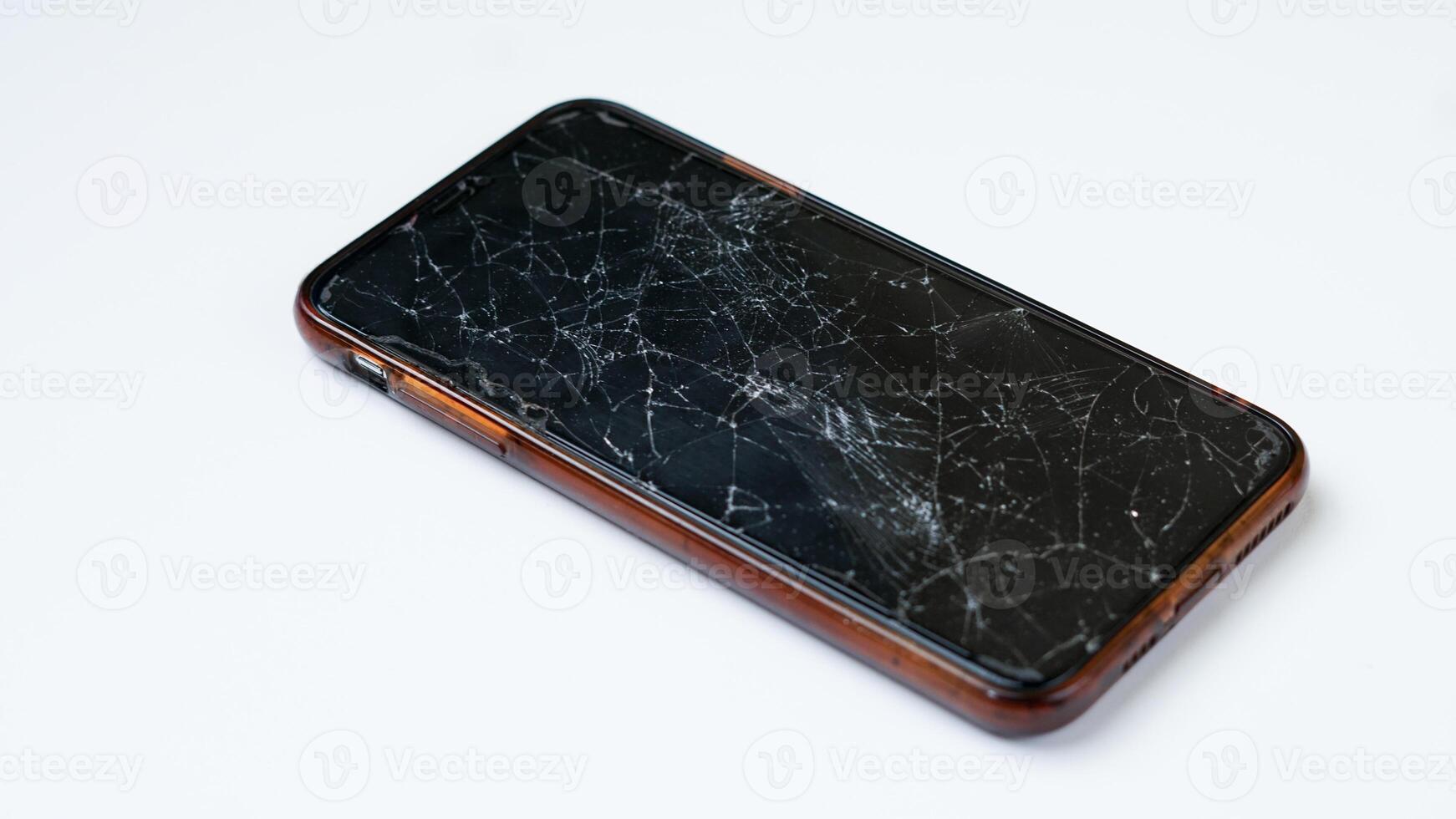 Foto von Smartphone mit gebrochen Berührungssensitiver Bildschirm Anzeige auf Weiß Hintergrund