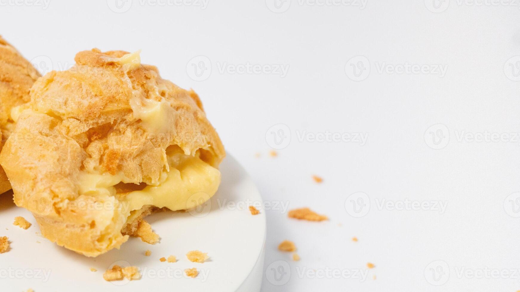 frisch gebacken Sahne Züge oder Vanille Eclairs isoliert auf Weiß Hintergrund foto