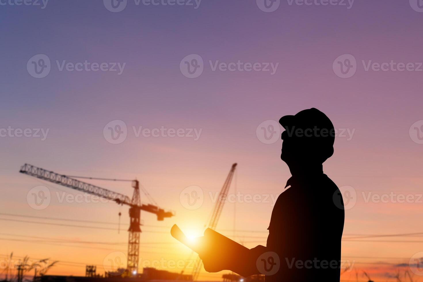 Silhouette von Ingenieur Mann Überprüfung Projekt beim Gebäude Grundstück, Vorarbeiter Arbeiter beim Konstruktion Seite? ˅ verschwommen Sonnenuntergang im Abend Zeit Hintergrund foto