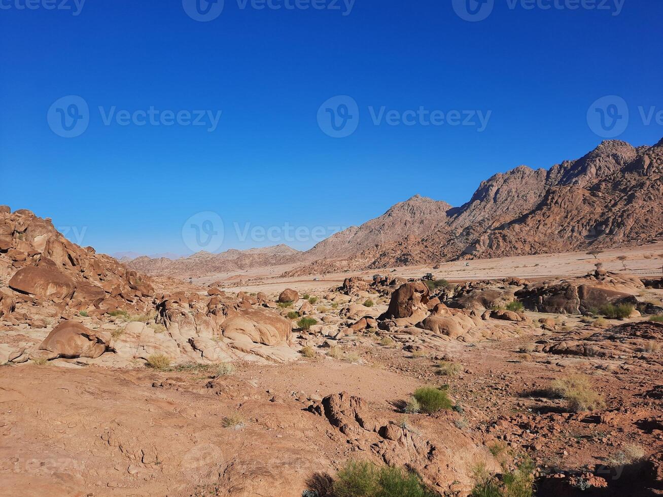 ein schön tagsüber Aussicht von das Berg Angebot benachbart zu Teilt Felsen im Tabuk, Saudi Arabien. foto