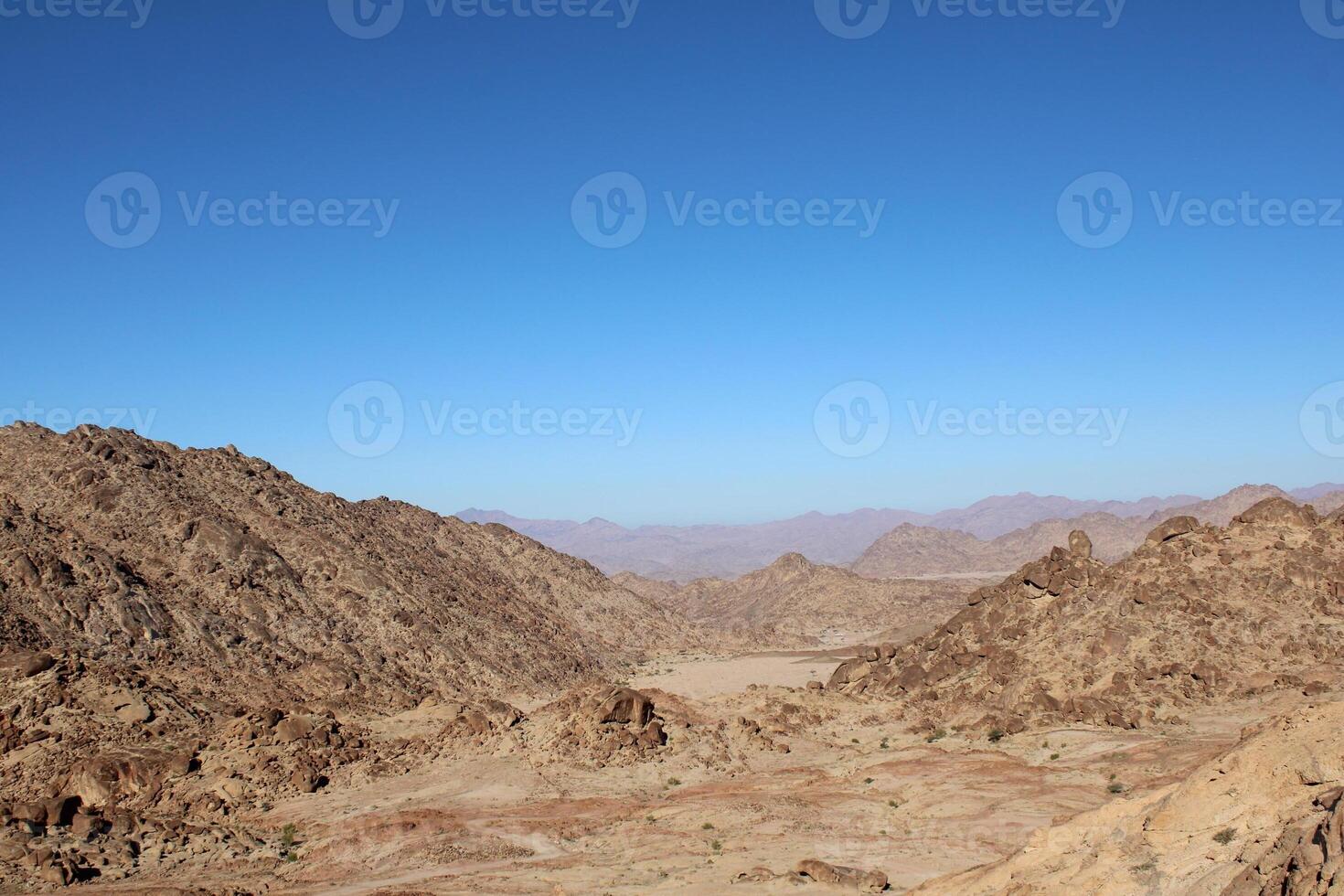 ein schön tagsüber Aussicht von das Berg Angebot benachbart zu Teilt Felsen im Tabuk, Saudi Arabien. foto