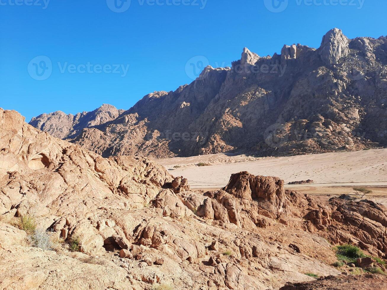 ein schön tagsüber Aussicht von das Berg Angebot benachbart zu Teilt Felsen im Tabuk, Saudi Arabien. foto