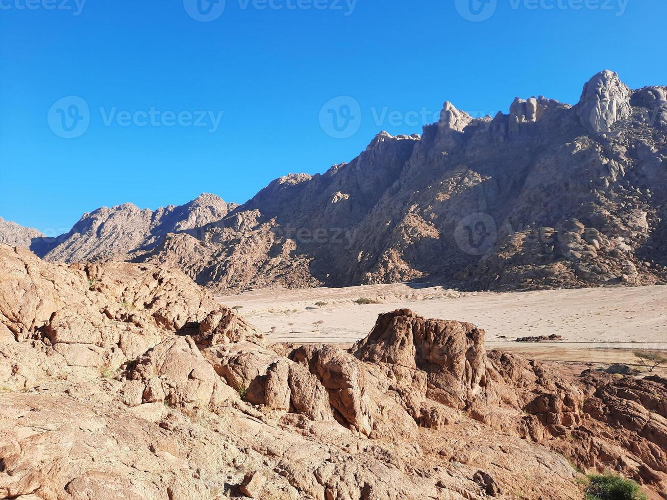 ein schön tagsüber Aussicht von das Berg Angebot benachbart zu Teilt Felsen im Tabuk, Saudi Arabien. foto