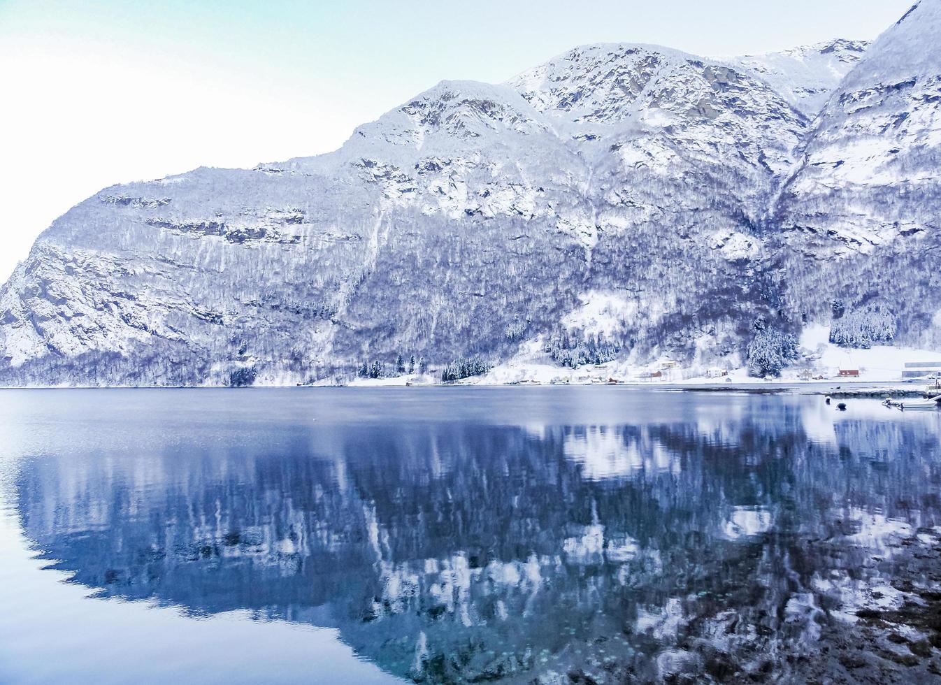 winterlandschaft am gefrorenen fjordseefluss, framfjorden norwegen. foto