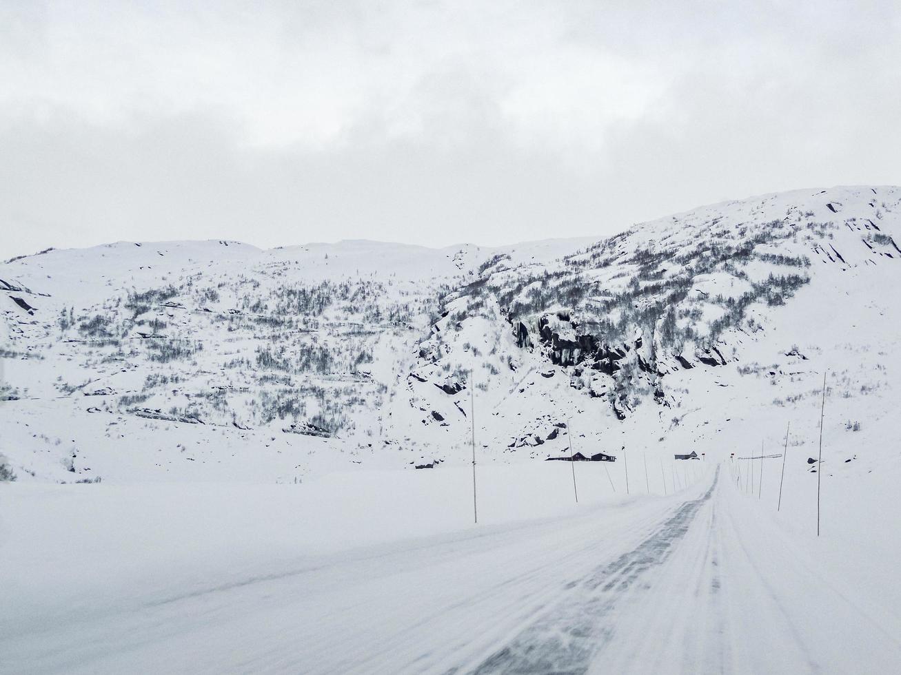 Fahren durch verschneite Straße und Landschaft in Norwegen. foto