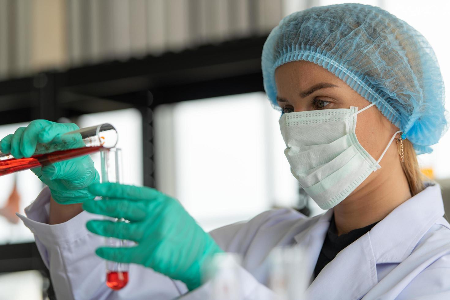 Frauen im Chemielabor foto