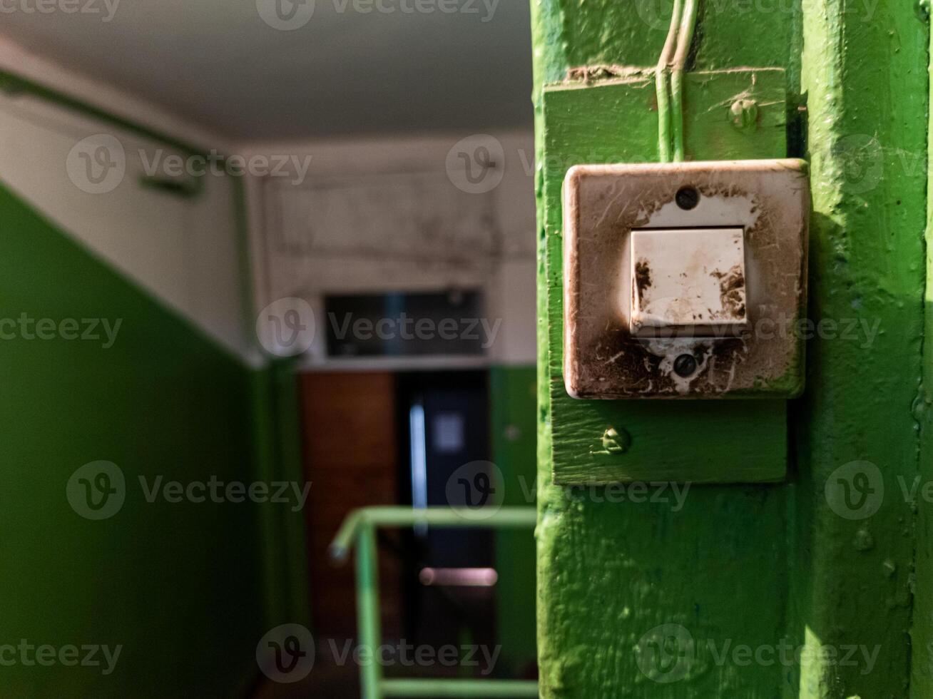 schmutzig Licht Schalter im ein Wohn Gebäude Gang foto