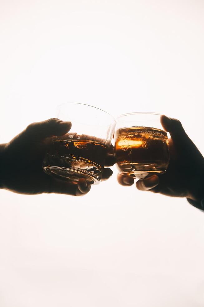 Whiskey planschen aus von Glas, isoliert auf Weiß Hintergrund foto