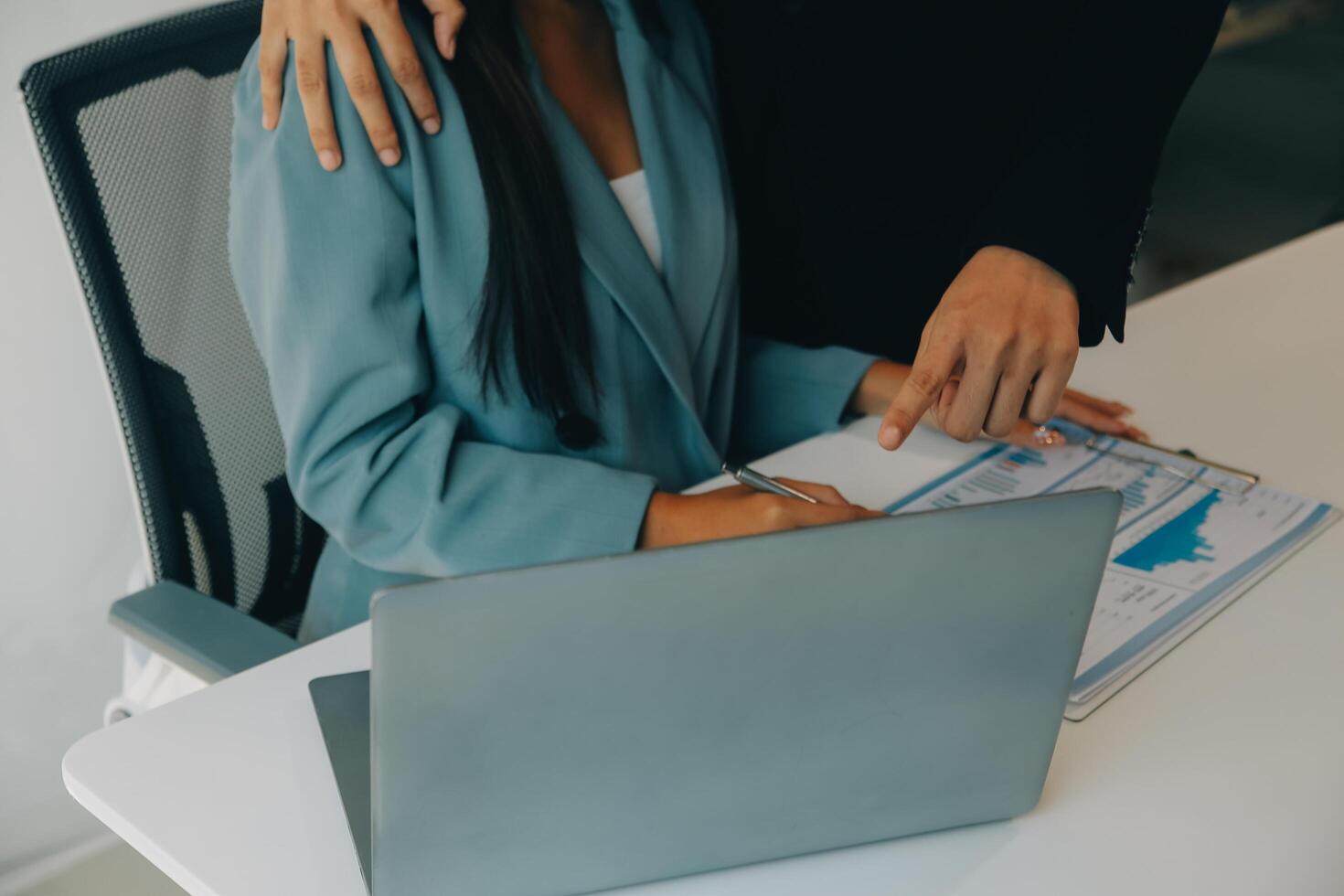 sexuell Belästigung im Arbeitsplatz. unzufrieden weiblich Mitarbeiter suchen beim Hand von Boss berühren beim ihr Schulter und Gefühl angeekelt. foto