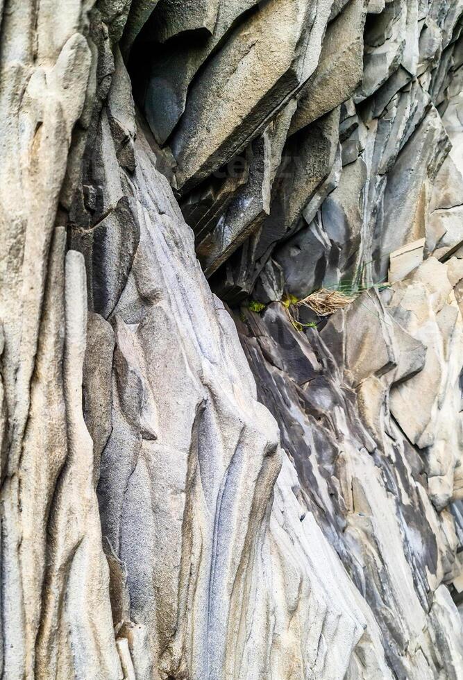 erstaunliche basaltgesteinsstrukturen am endlosen schwarzen strand von island. foto