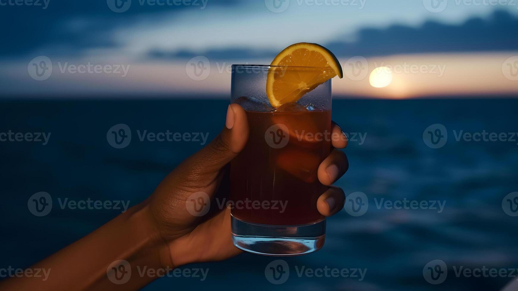 ai generiert afrikanisch amerikanisch Hand halten Glas von Cocktail auf verschwommen Meer Horizont Hintergrund beim Sonnenaufgang, neural Netzwerk generiert Bild foto
