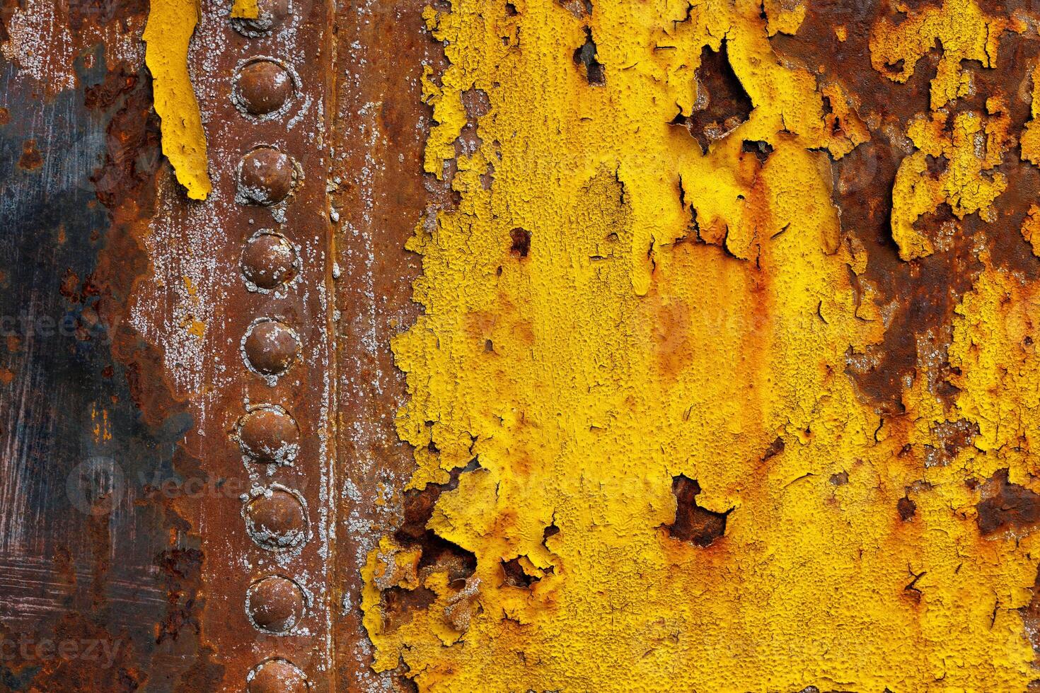 schön verrostet genietet Blatt Metall mit Reste von Gelb Farbe Textur und Vollbild Hintergrund foto