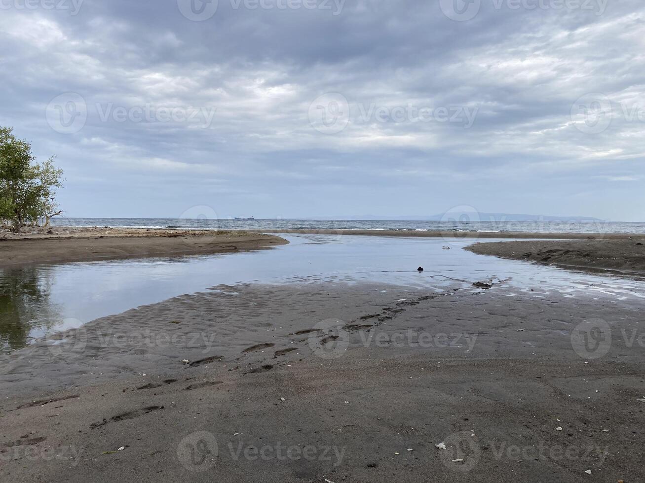 Sandbank ist gebildet beim niedrig Tide von Wasser Wellen sanft streicheln warm Sand foto