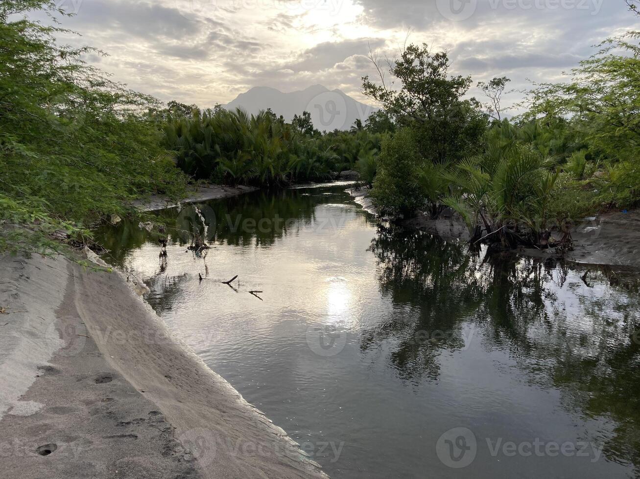 Philippinen das Fluss fließend Nieder von das Berge fließt in das Meer auf das Ufer von Verschmutzung mit Plastik und andere Müll Ökologie foto