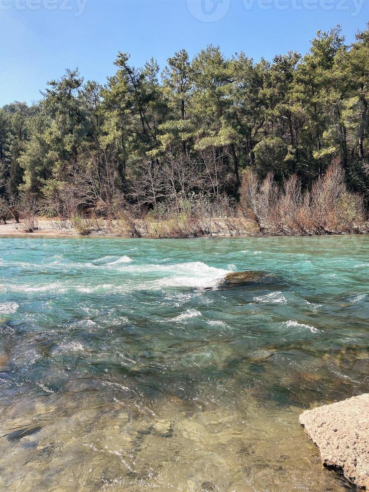 das stark Strom von das Berg Fluss kommt Nieder von das Berge Kristall klar und eisig foto