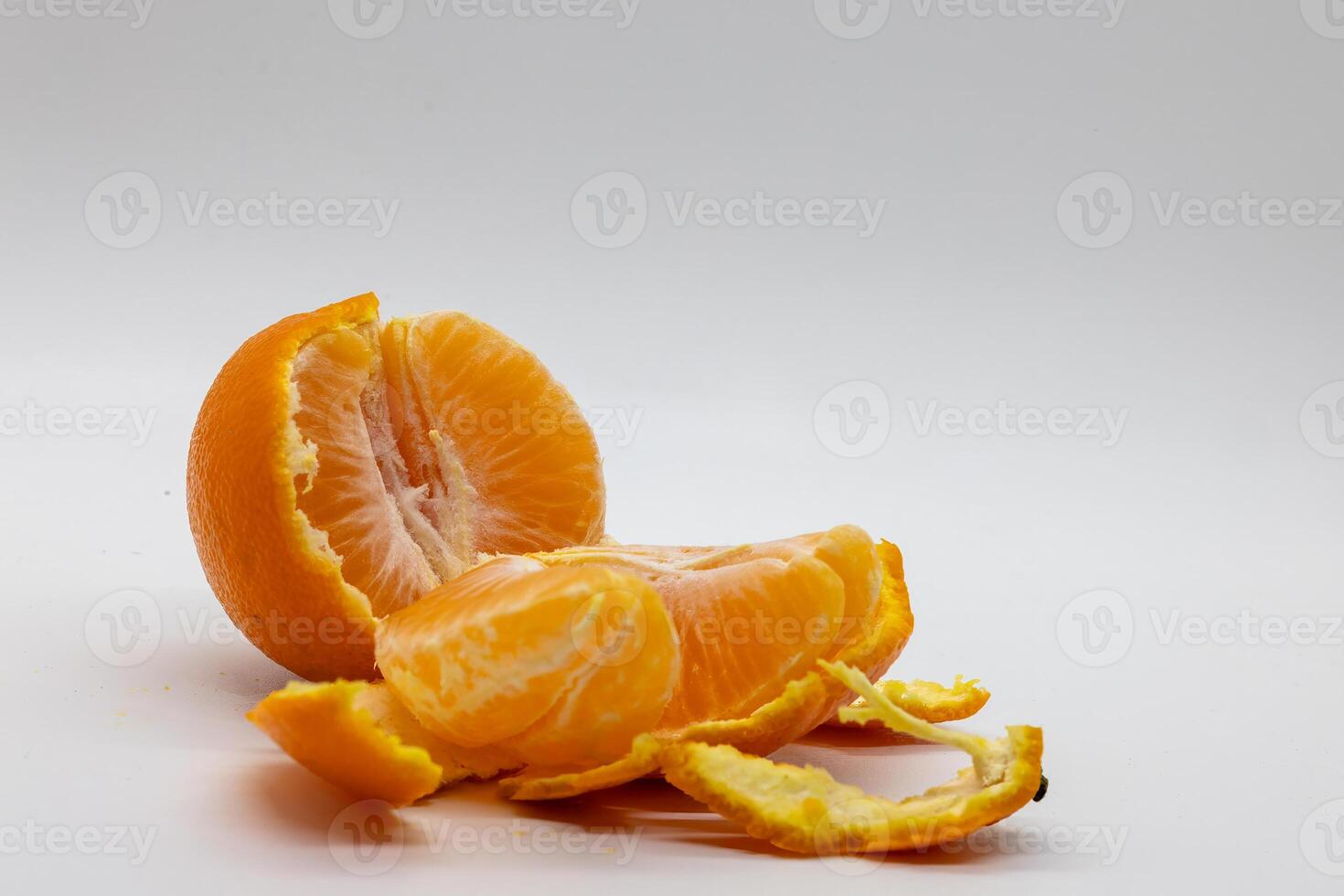 Nahansicht von ein Mandarine auf ein Weiß Hintergrund foto