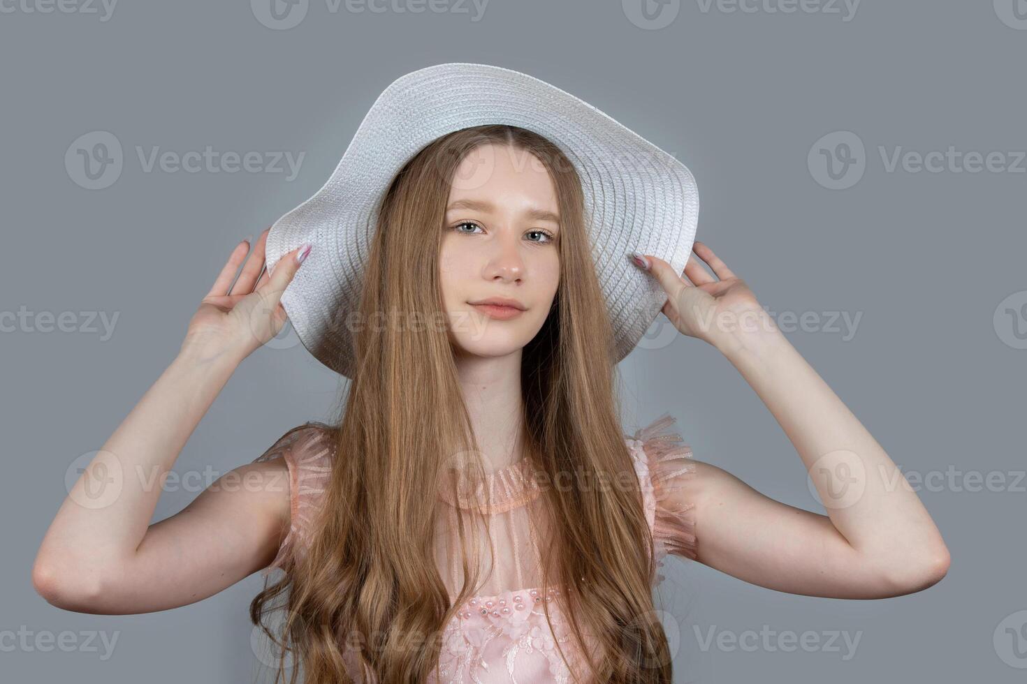 Porträt von ein romantisch Mädchen mit lange blond Haar im ein breitkrempig Hut. foto