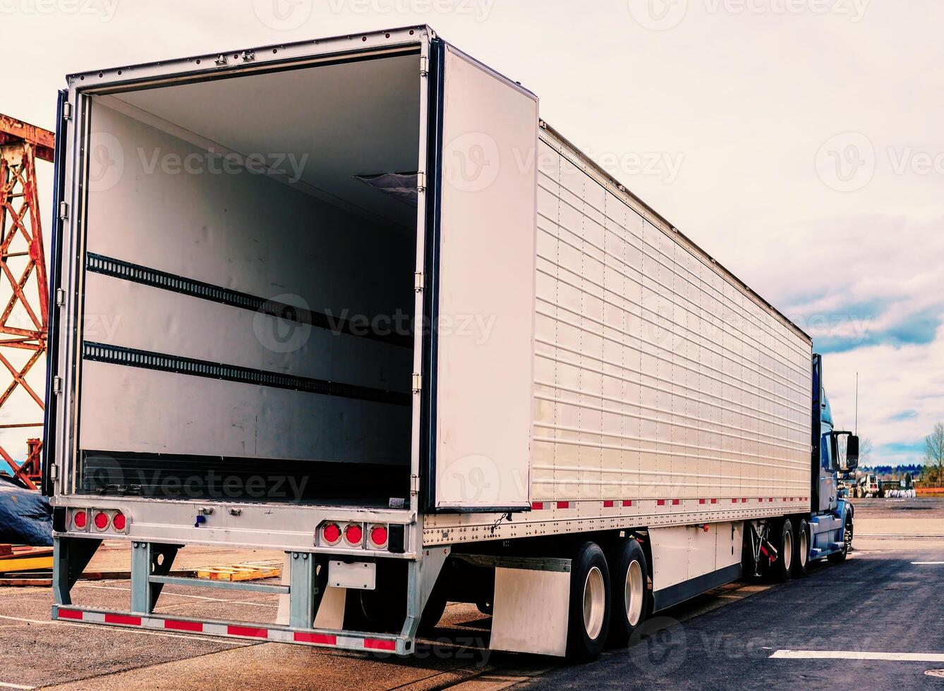 Transport LKW Anhänger Sitzung im Hof mit ein Reihe von Anhänger hinter es foto