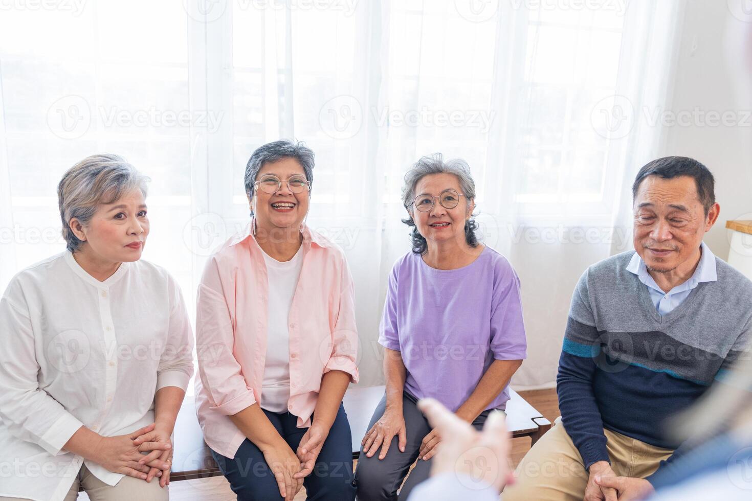 Senior Frauen und männlich Sitzung auf Bank. älter Menschen sind Hören und genießen Treffen Fokus Gruppe beim Leben Zimmer. froh sorglos im Ruhestand Senior freunde genießen Entspannung beim fast heim. foto