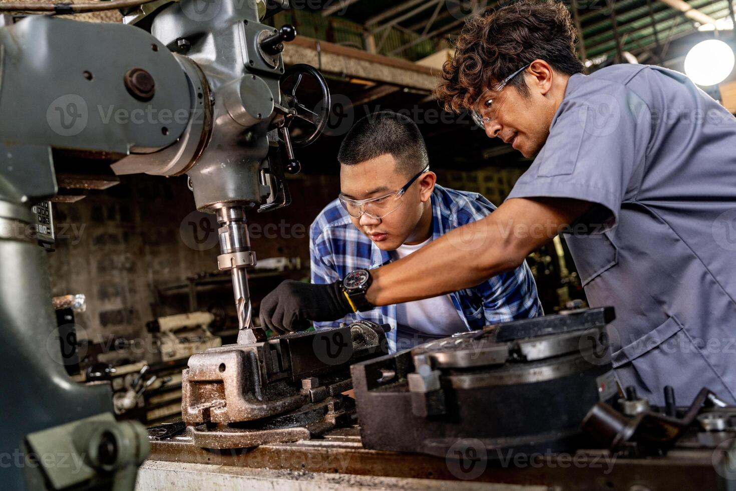 asiatisch Arbeiter im Produktion Pflanze Bohren beim Maschine. Fachmann Arbeiter in der Nähe von Bohren Maschine auf Fabrik. Fertigstellung Metall Arbeiten intern Stahl Oberfläche auf Drehbank Schleifer Maschine mit fliegend Funken. foto