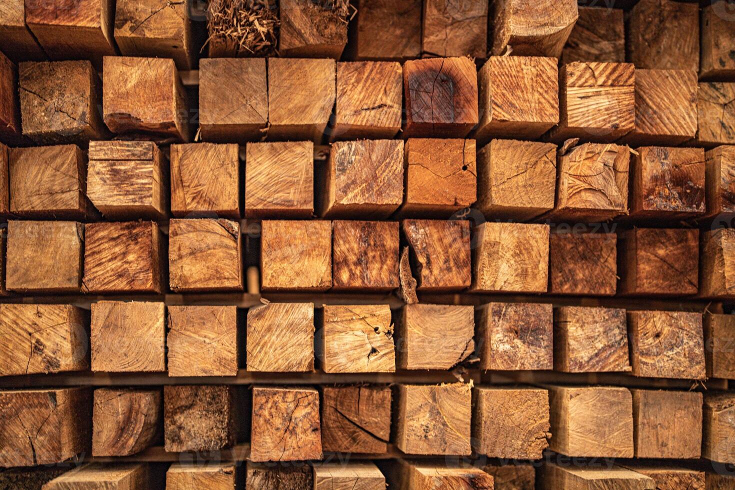 Hintergrund von Muster Holz Abschnitt. Gitter von Holz Quadrate. das roh von Material Bauholz auf Stapel. foto