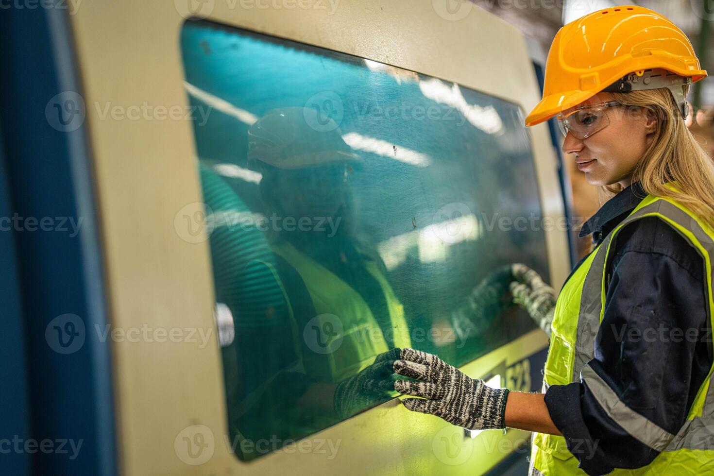 Fabrik Ingenieur Frau Stehen Vertrauen zu Steuerung Panel schalten. Arbeiter funktioniert beim schwer Maschine beim Industrie Fabrik. mit Maschinen Ausrüstung Pflanze Technologie. Clever Industrie Arbeiter Betriebs. foto