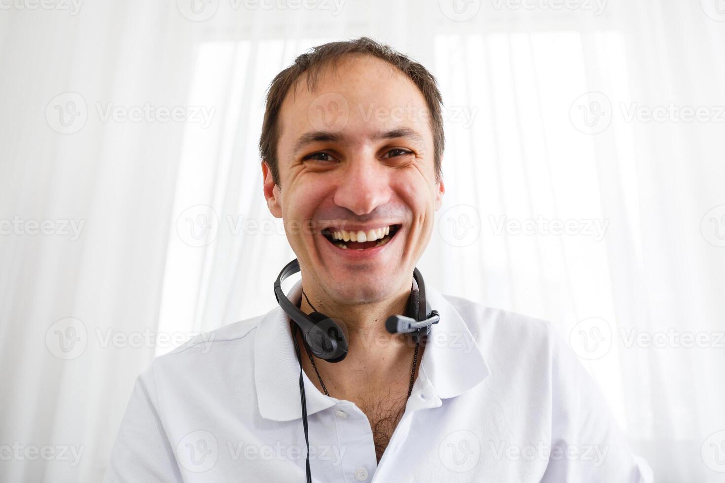 Nahansicht von Geschäftsmann Video Konferenzen auf Laptop foto