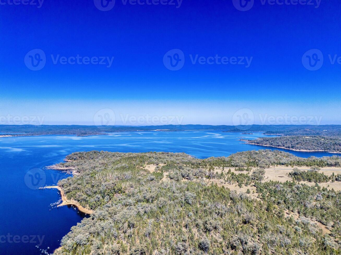 Antenne Aussicht von ein Drohne genommen beim Copeton Damm Nord Küstenvorland aus in der Nähe von inverell, Neu Süd Wales, 2360, Australien foto