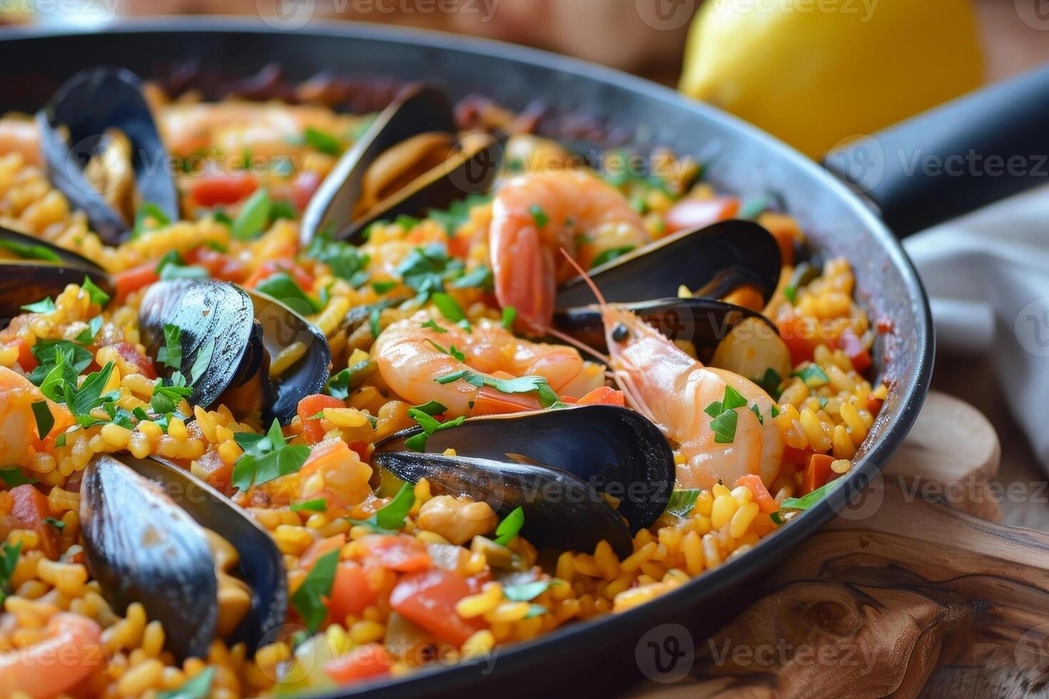 ai generiert köstlich Spanisch Paella Hervorheben Muscheln und Garnelen. foto