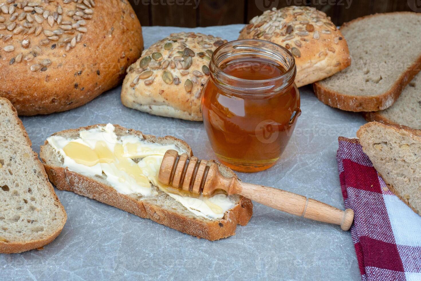 Scheibe Brot mit Butter und Honig zum Frühstück foto
