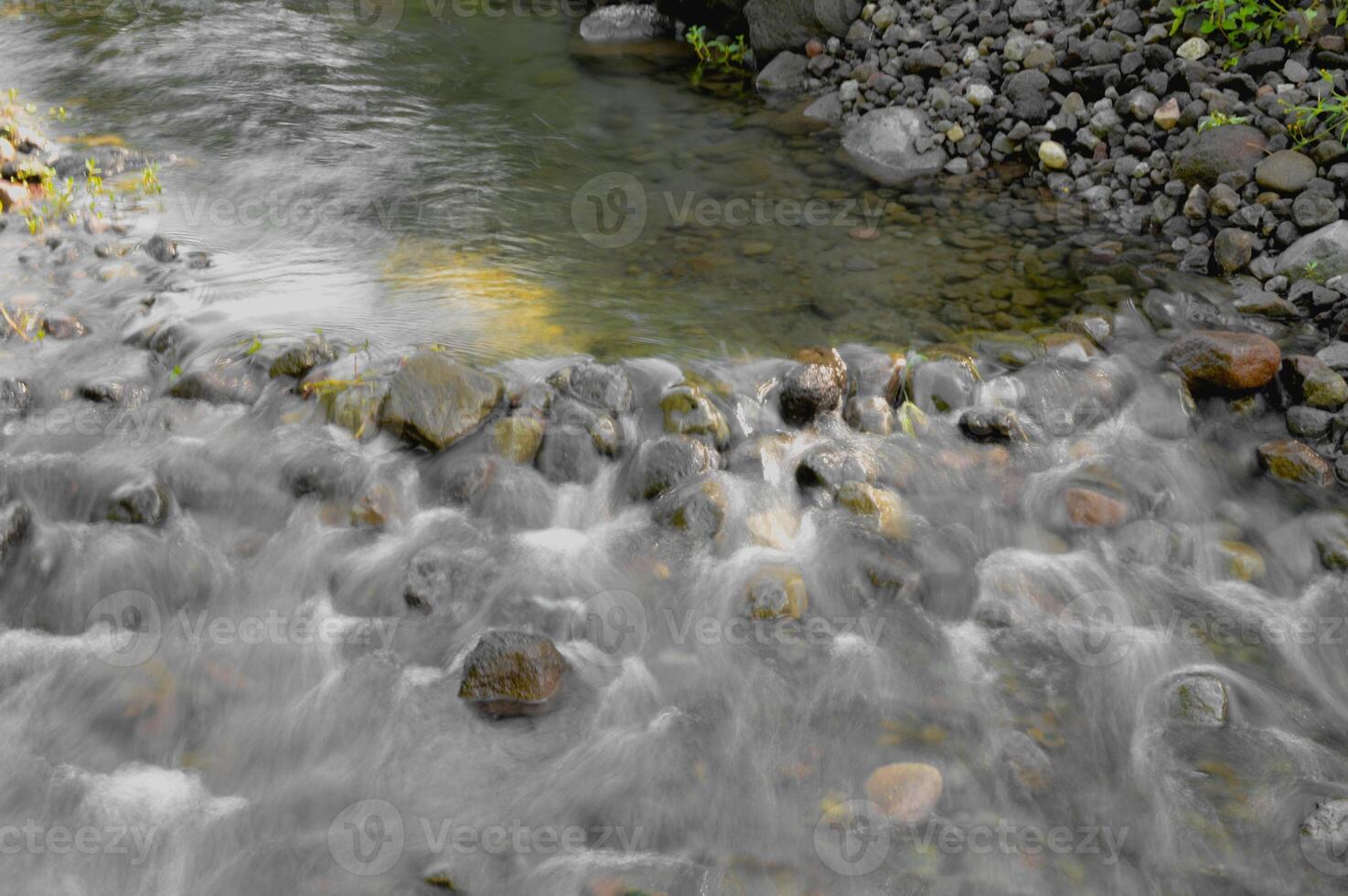 Wasser fließen von klein Strom foto