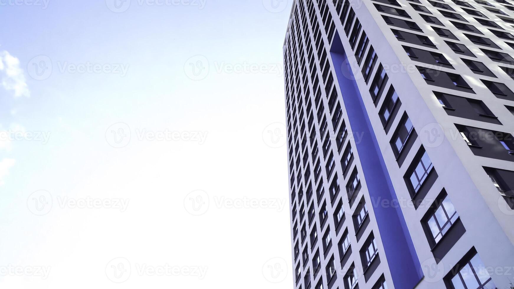 Unterseite Aussicht von Neu Wohn Hochhaus Gebäude mit Blau Himmel. städtisch Umfeld. rahmen. neueste Wohn Komplexe mit ein umweltfreundlich Umgebung foto