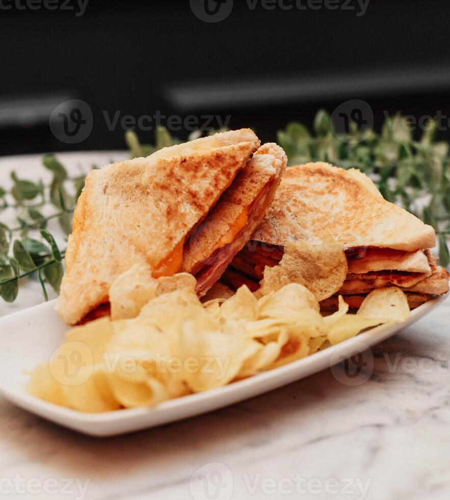 heiß Schinken und Käse Sandwich, getoastet mit Butter auf Brot foto