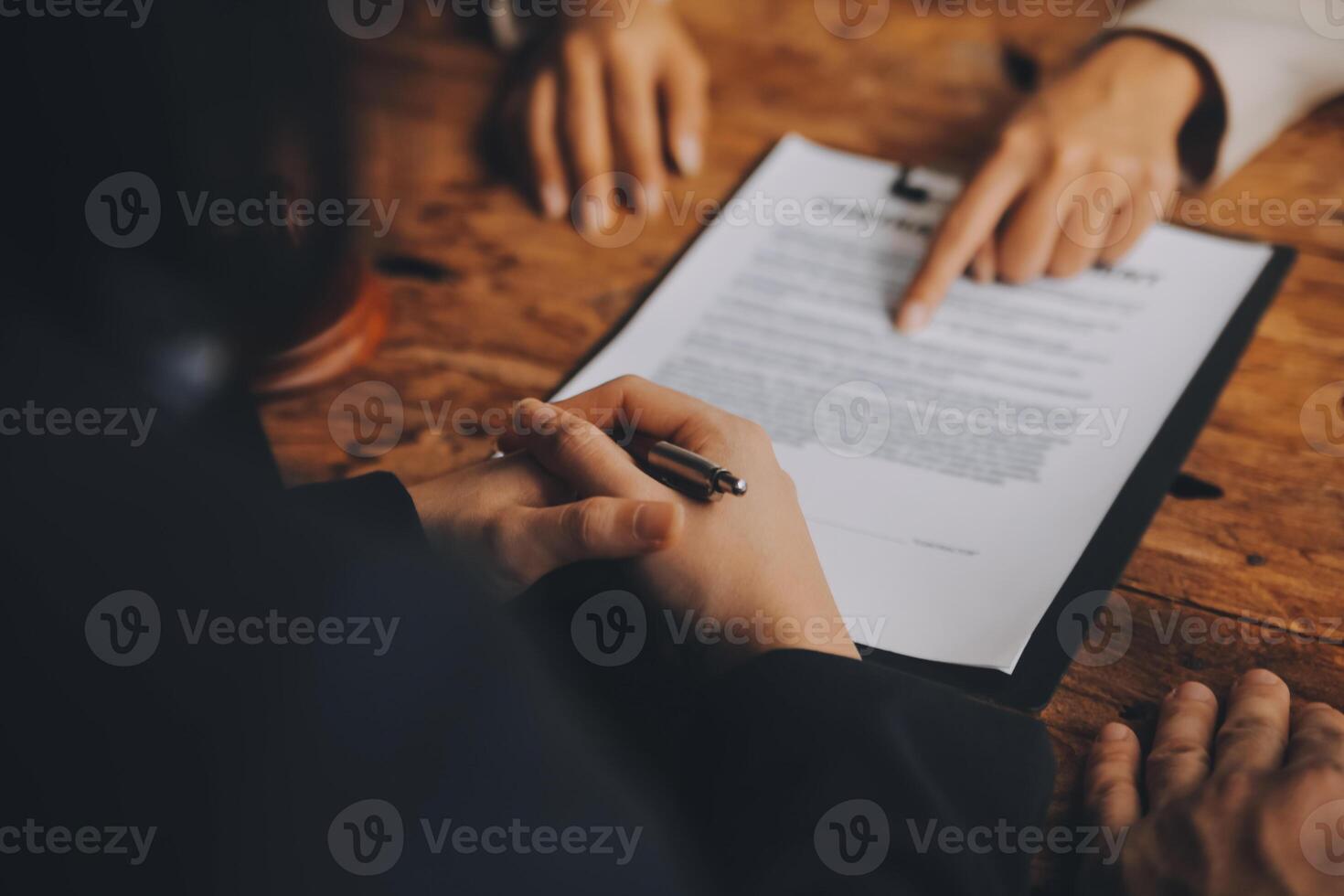 gute servicezusammenarbeit, beratung von geschäftsfrau und männlichem rechtsanwalt oder richterberater bei teamtreffen mit kunden-, rechts- und rechtsdienstleistungskonzept. foto