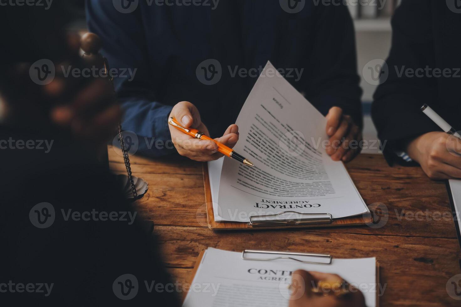 gute servicezusammenarbeit, beratung von geschäftsfrau und männlichem rechtsanwalt oder richterberater bei teamtreffen mit kunden-, rechts- und rechtsdienstleistungskonzept. foto