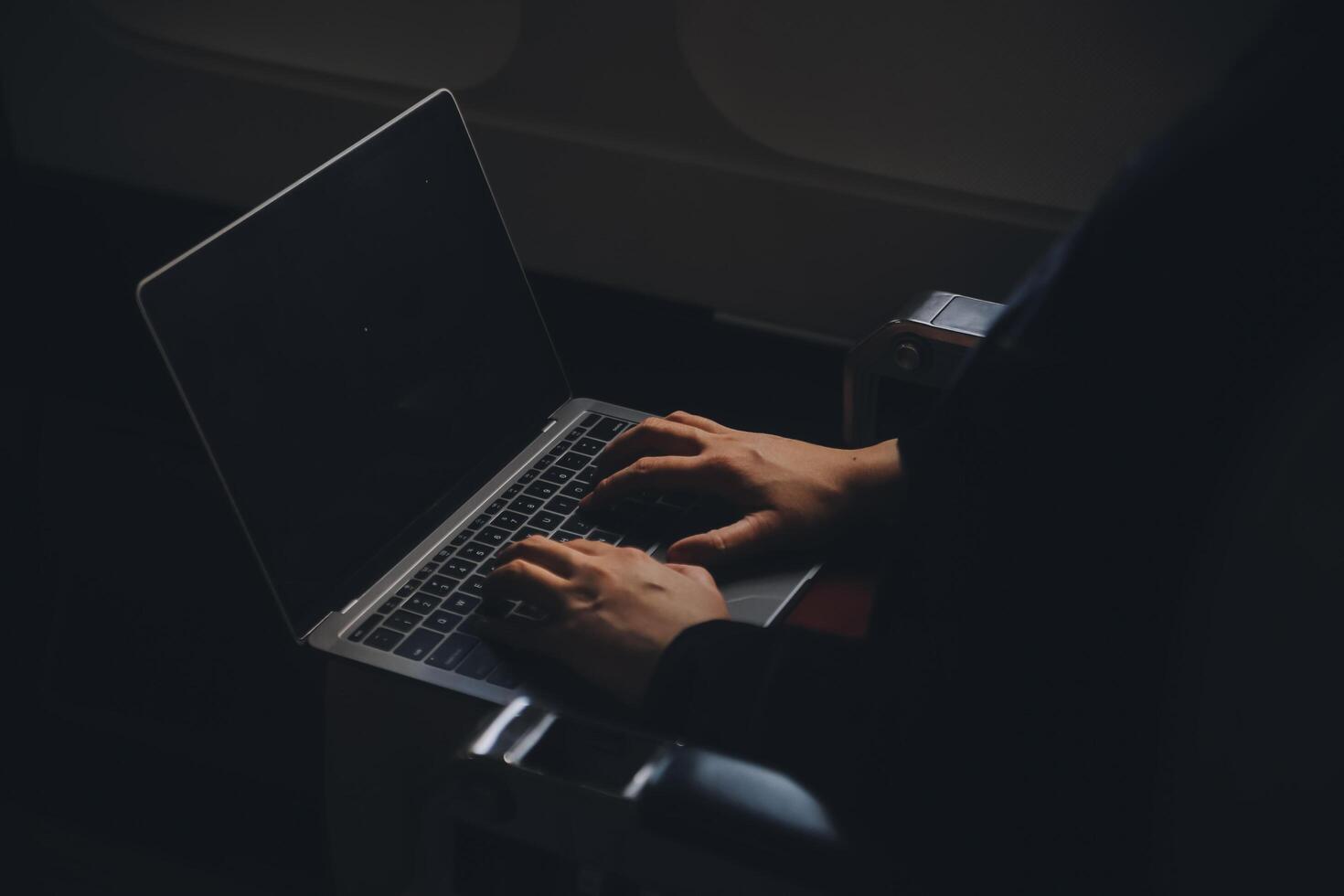 blond weiblich Tourist Überprüfung eingehend Benachrichtigung auf Smartphone Sitzung auf Sitz von Flugzeug mit Netbook.jung Geschäftsfrau Teilen Medien von Telefon auf Laptop Computer während Flugzeug Flug foto