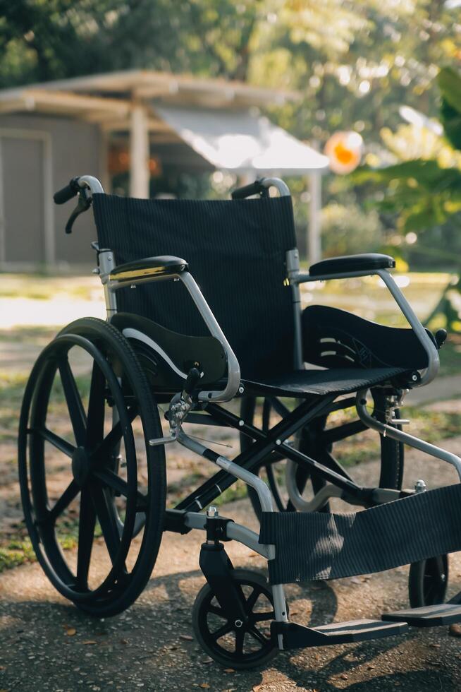 Single Rollstuhl geparkt im Krankenhaus Flur foto