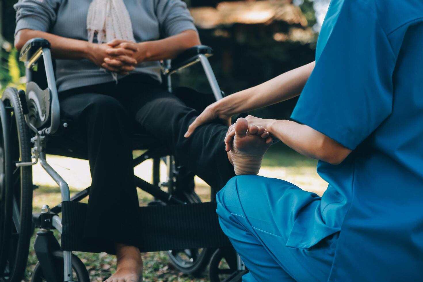 junge asiatische physiotherapeutin, die mit einer älteren frau beim gehen mit einer gehhilfe arbeitet foto