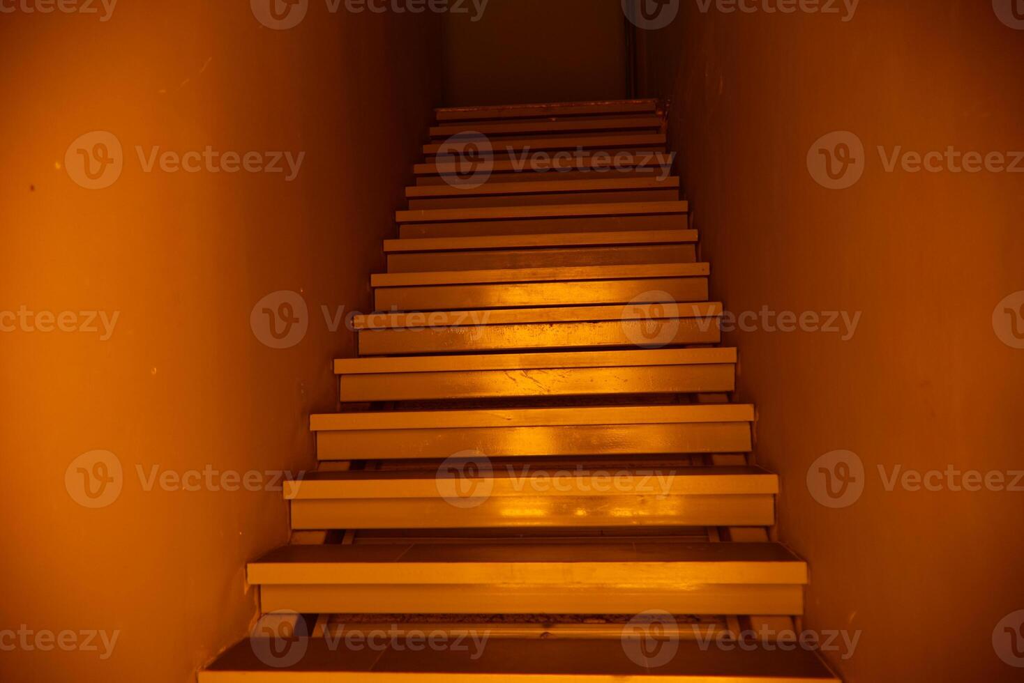 dunkel Orange golden Licht mysteriös Grusel Treppe Innerhalb das Gebäude foto